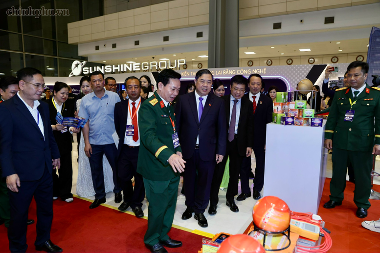 Phó Thủ tướng Thường trực tham quan các gian hàng Phó Thủ tướng Thường trực tham quan các gian hàng