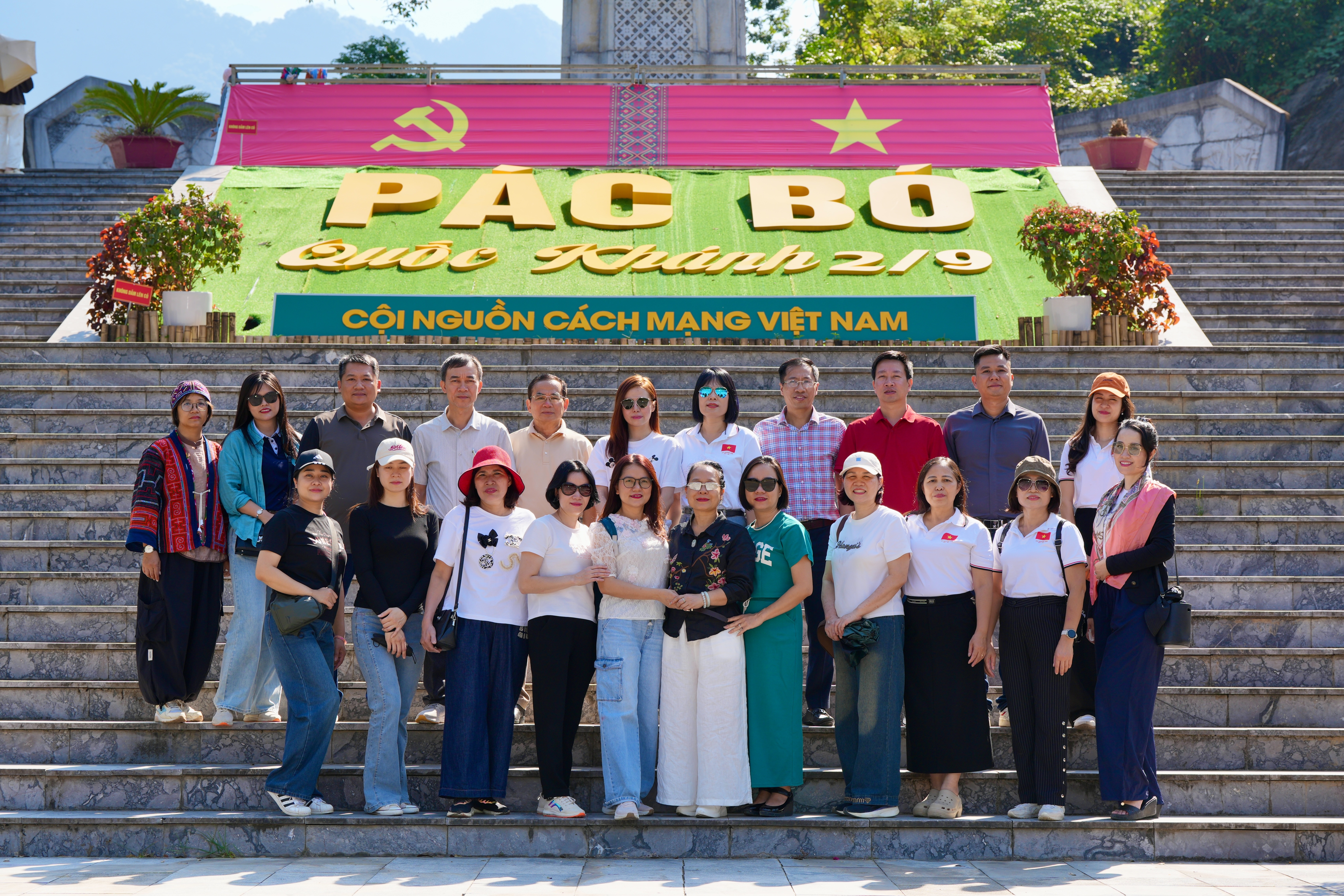 Đoàn sinh hoạt chuyên đề về nguồn và chụp ảnh lưu niệm tại Khu Di tích Pác Bó Đoàn sinh hoạt chuyên đề về nguồn và chụp ảnh lưu niệm tại Khu Di tích Pác Bó
