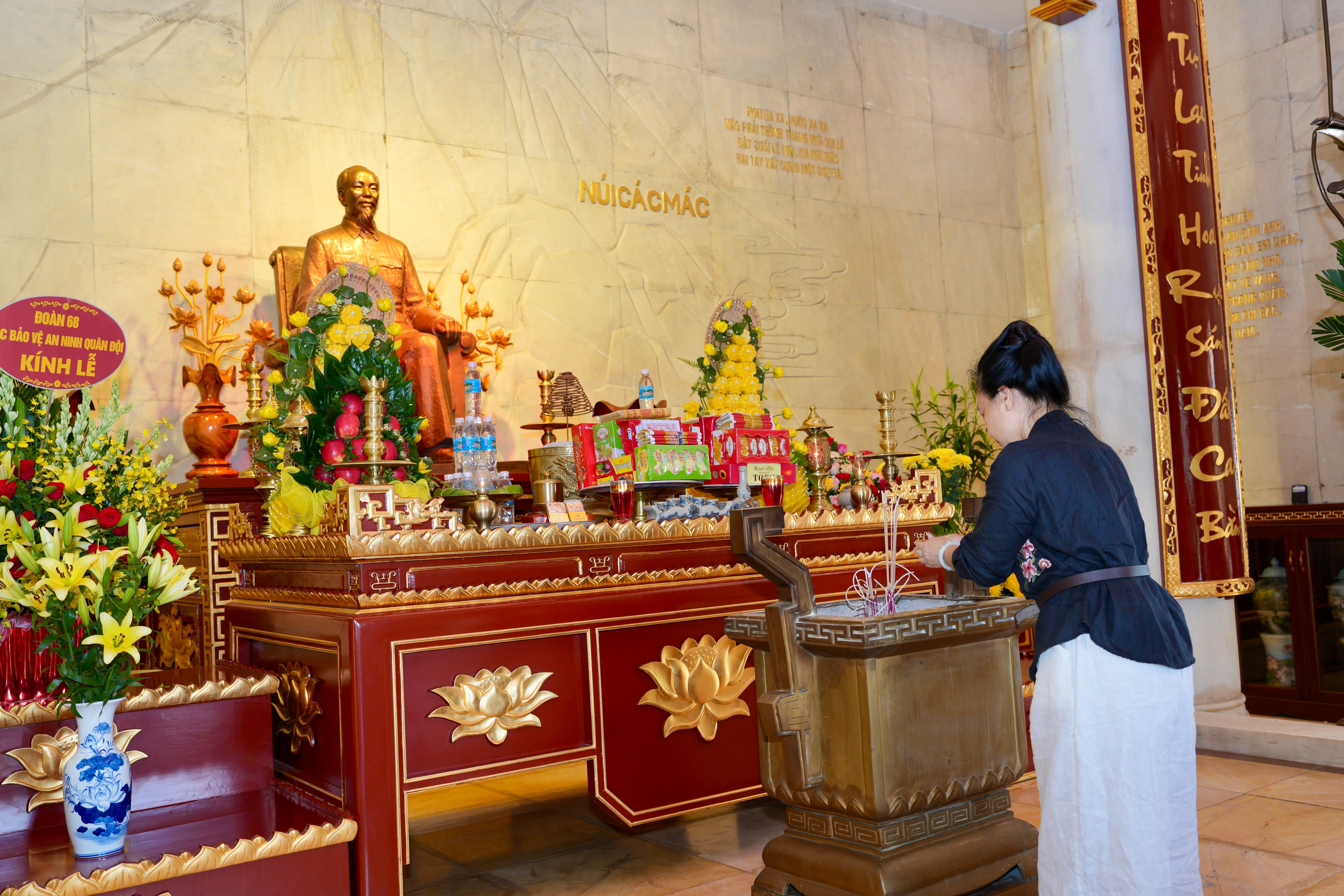 Chi bộ Phòng Hành chính – Lễ tân tổ chức sinh hoạt chính trị về nguồn tại Cao Bằng Chi bộ Phòng Hành chính - Lễ tân tổ chức sinh hoạt chính trị về nguồn tại Cao Bằng
