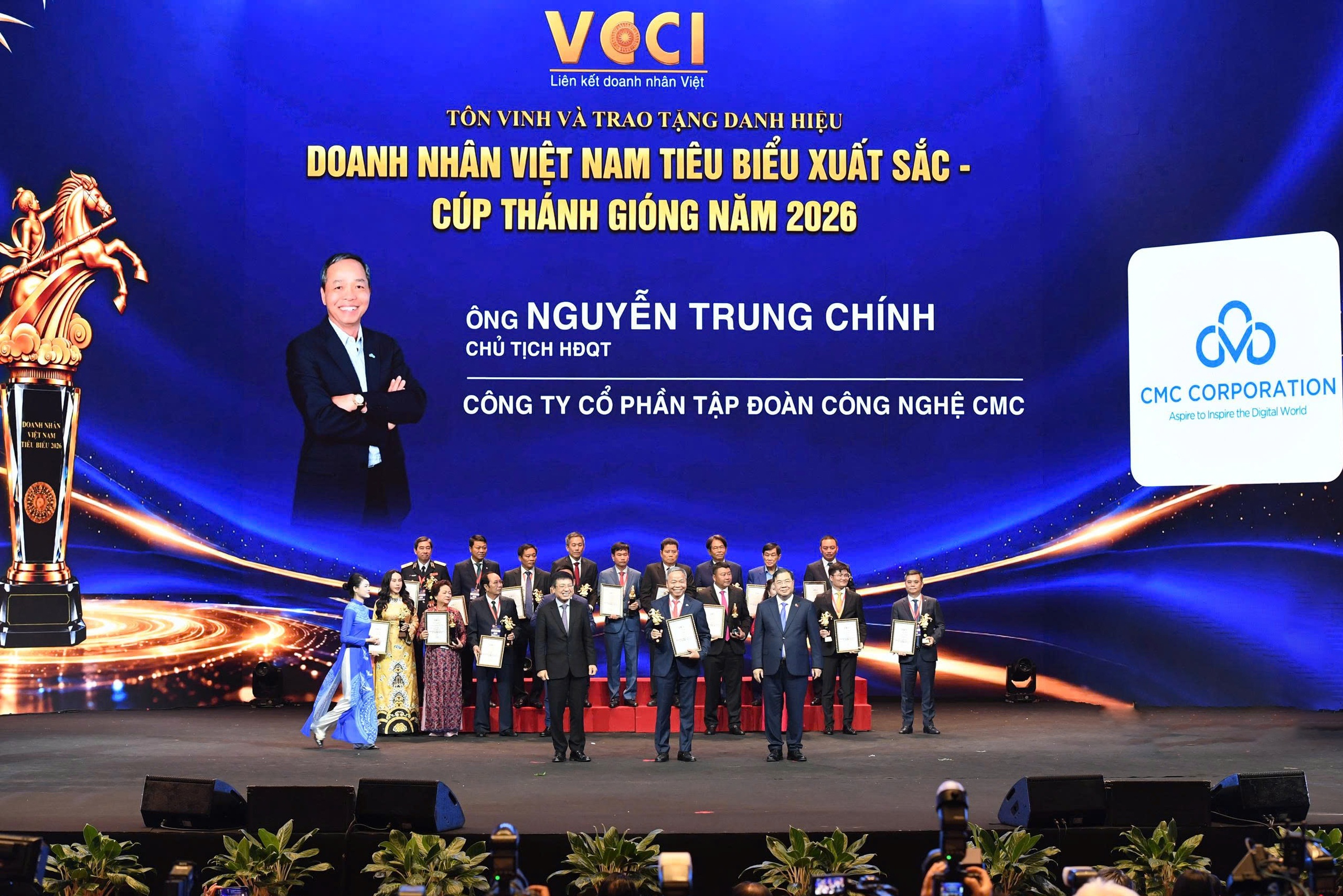 Ảnh 1: Ông Nguyễn Trung Chính - Chủ tịch HĐQT, Chủ tịch Điều hành Tập đoàn Công nghệ CMC được vinh danh “Doanh nhân Việt Nam tiêu biểu - Cúp Thánh Gióng” năm 2026. Ảnh 1: Ông Nguyễn Trung Chính - Chủ tịch HĐQT, Chủ tịch Điều hành Tập đoàn Công nghệ CMC được vinh danh “Doanh nhân Việt Nam tiêu biểu - Cúp Thánh Gióng” năm 2026.