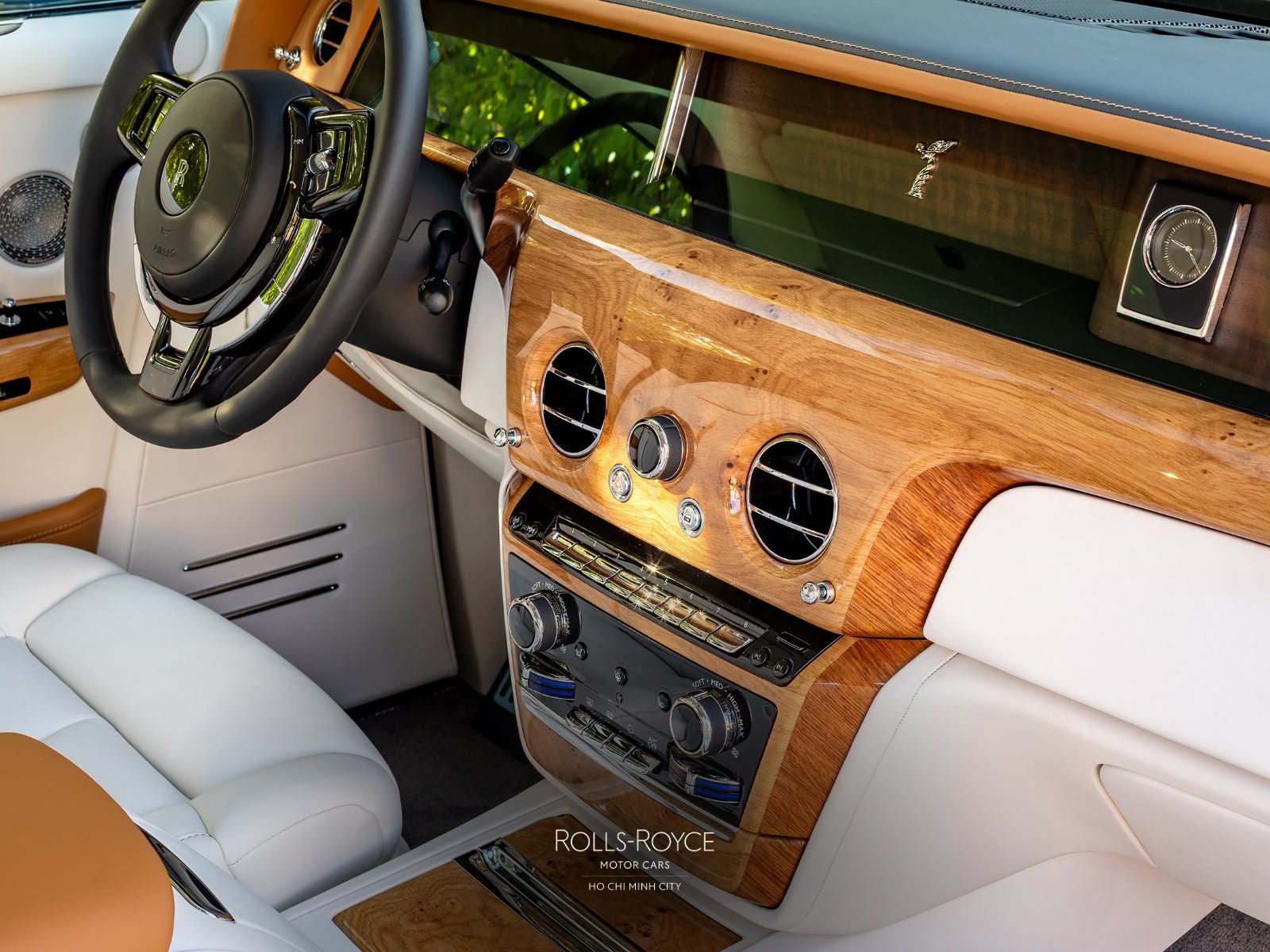 Rolls-Royce Phantom độc bản giá gần 90 tỷ có gì? Rolls-Royce Phantom độc bản bán chính hãng tại Việt Nam: Giá gần 90 tỷ, nội thất ốp gỗ sồi toàn bộ, chỉ có duy nhất 1 đại gia may mắn mua được - Ảnh 11.