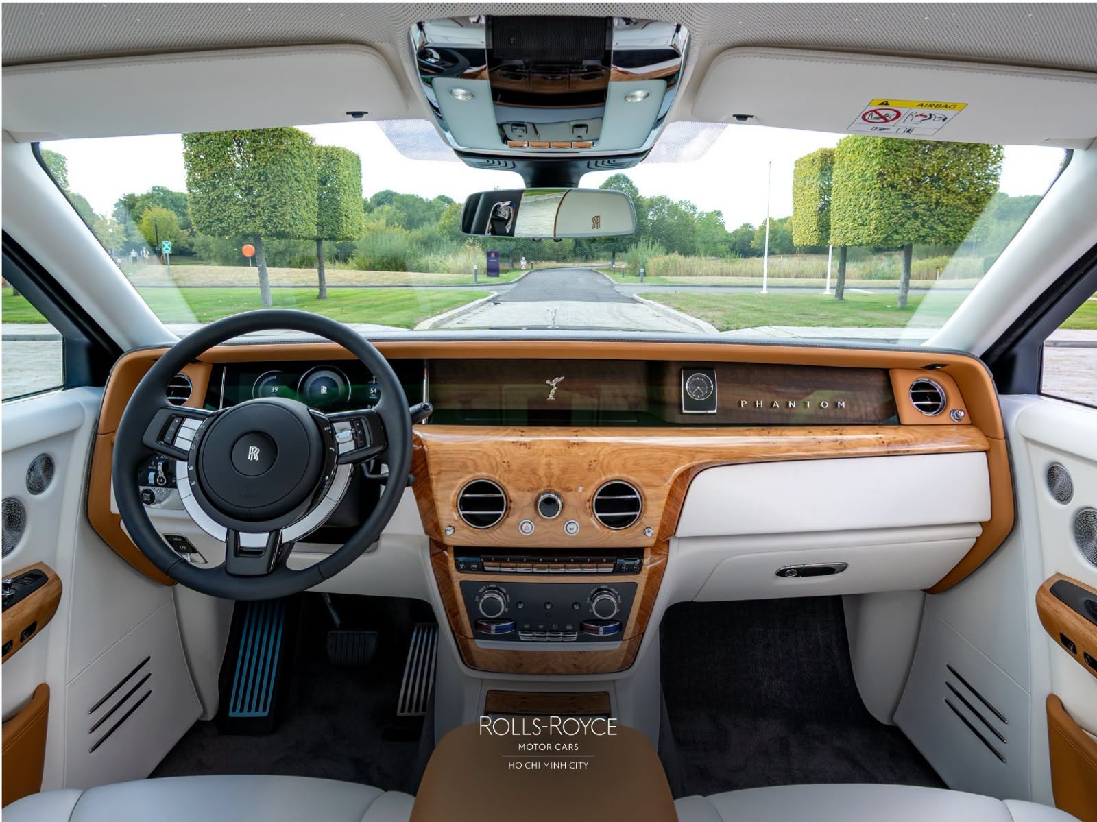 Rolls-Royce Phantom độc bản giá gần 90 tỷ có gì? Rolls-Royce Phantom độc bản bán chính hãng tại Việt Nam: Giá gần 90 tỷ, nội thất ốp gỗ sồi toàn bộ, chỉ có duy nhất 1 đại gia may mắn mua được - Ảnh 9.