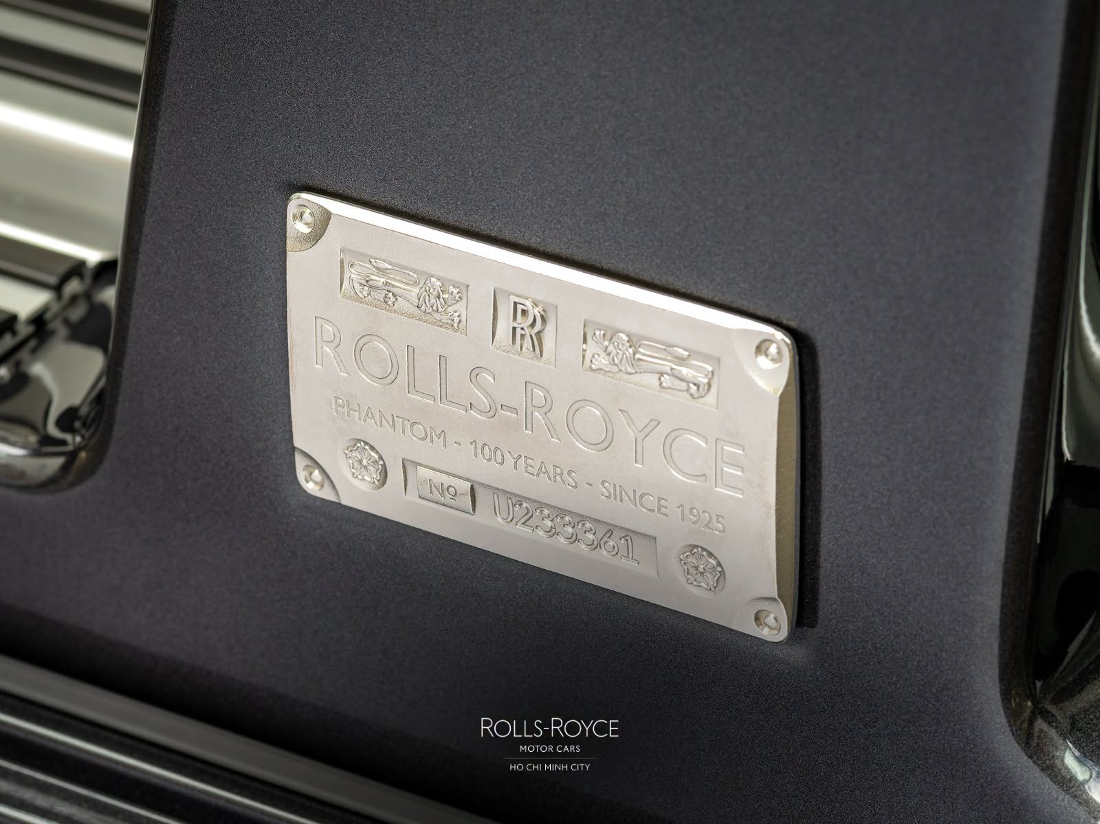 Rolls-Royce Phantom độc bản giá gần 90 tỷ có gì? Rolls-Royce Phantom độc bản bán chính hãng tại Việt Nam: Giá gần 90 tỷ, nội thất ốp gỗ sồi toàn bộ, chỉ có duy nhất 1 đại gia may mắn mua được - Ảnh 5.