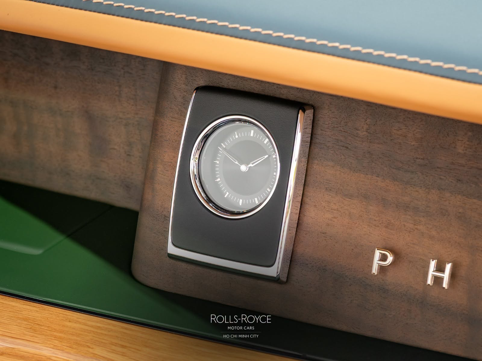 Rolls-Royce Phantom độc bản giá gần 90 tỷ có gì? Rolls-Royce Phantom độc bản bán chính hãng tại Việt Nam: Giá gần 90 tỷ, nội thất ốp gỗ sồi toàn bộ, chỉ có duy nhất 1 đại gia may mắn mua được - Ảnh 13.