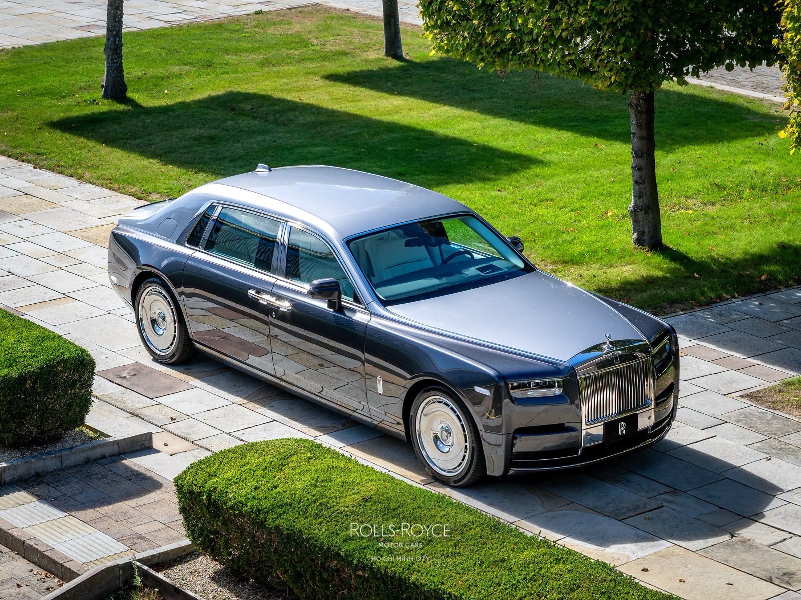 Rolls-Royce Phantom độc bản giá gần 90 tỷ có gì? Rolls-Royce Phantom độc bản bán chính hãng tại Việt Nam: Giá gần 90 tỷ, nội thất ốp gỗ sồi toàn bộ, chỉ có duy nhất 1 đại gia may mắn mua được - Ảnh 3.