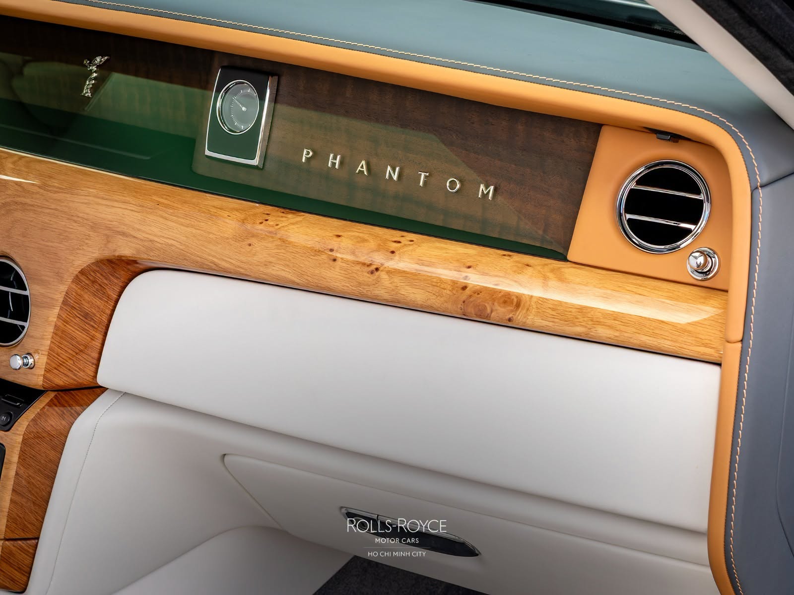 Rolls-Royce Phantom độc bản giá gần 90 tỷ có gì? Rolls-Royce Phantom độc bản bán chính hãng tại Việt Nam: Giá gần 90 tỷ, nội thất ốp gỗ sồi toàn bộ, chỉ có duy nhất 1 đại gia may mắn mua được - Ảnh 12.