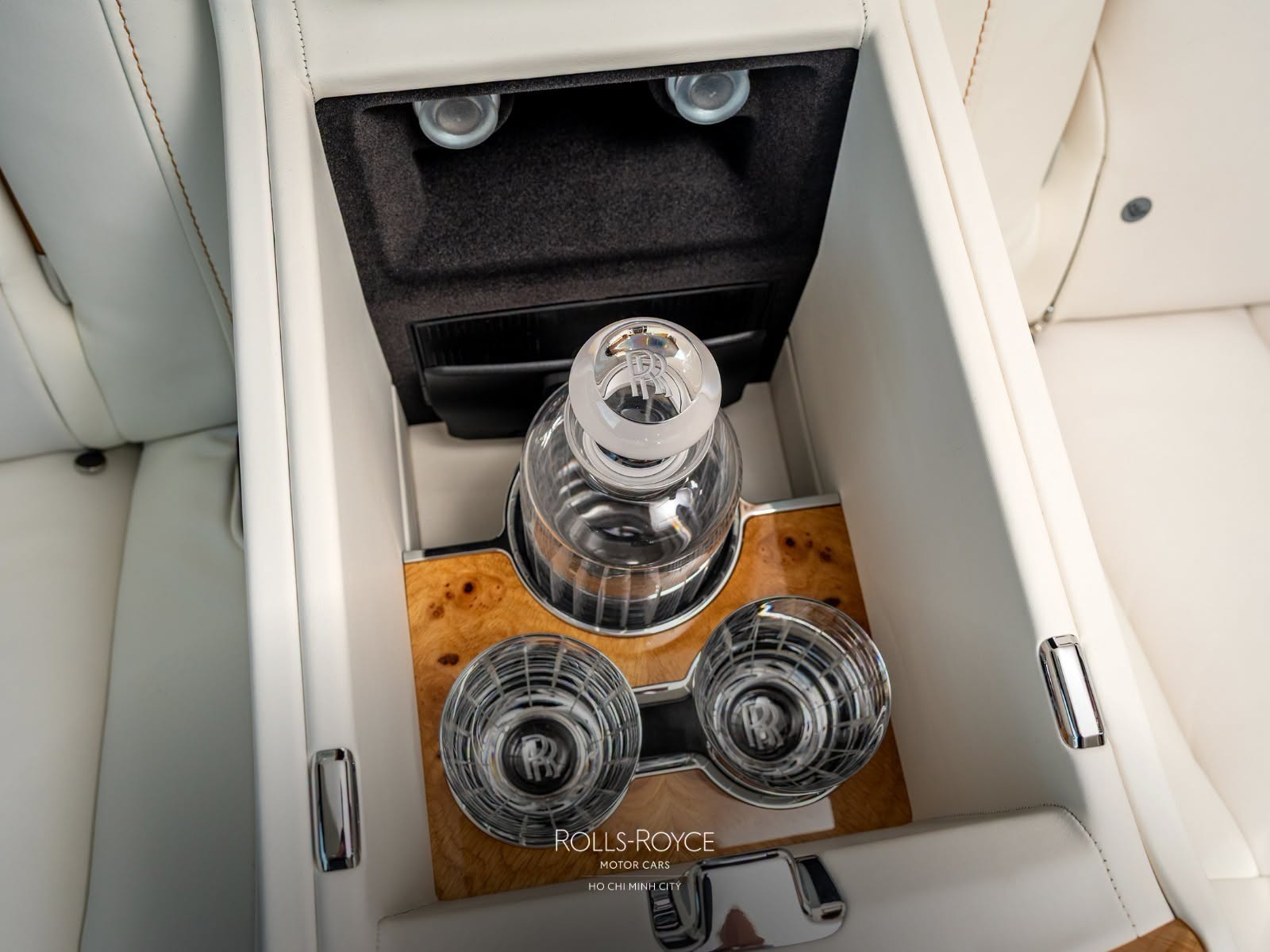 Rolls-Royce Phantom độc bản giá gần 90 tỷ có gì? Rolls-Royce Phantom độc bản bán chính hãng tại Việt Nam: Giá gần 90 tỷ, nội thất ốp gỗ sồi toàn bộ, chỉ có duy nhất 1 đại gia may mắn mua được - Ảnh 15.