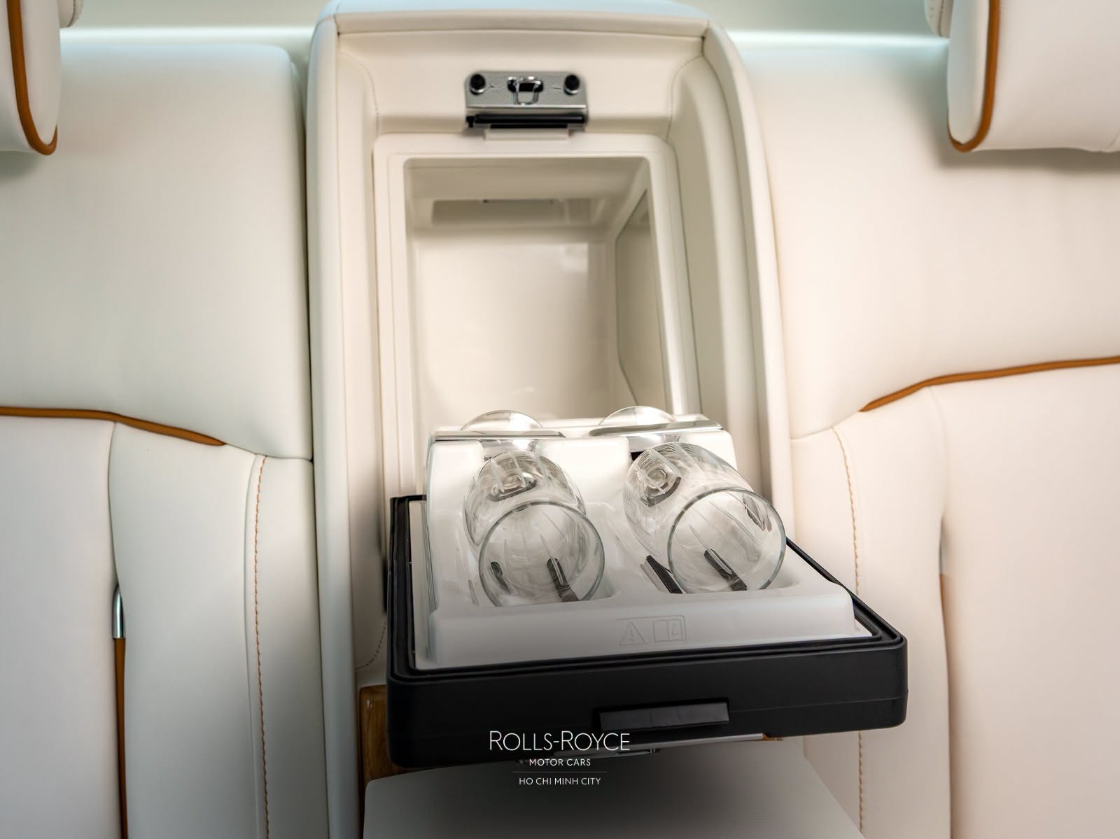 Rolls-Royce Phantom độc bản giá gần 90 tỷ có gì? Rolls-Royce Phantom độc bản bán chính hãng tại Việt Nam: Giá gần 90 tỷ, nội thất ốp gỗ sồi toàn bộ, chỉ có duy nhất 1 đại gia may mắn mua được - Ảnh 16.