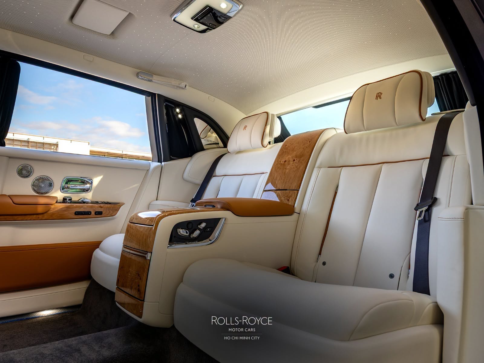 Rolls-Royce Phantom độc bản giá gần 90 tỷ có gì? Rolls-Royce Phantom độc bản bán chính hãng tại Việt Nam: Giá gần 90 tỷ, nội thất ốp gỗ sồi toàn bộ, chỉ có duy nhất 1 đại gia may mắn mua được - Ảnh 14.