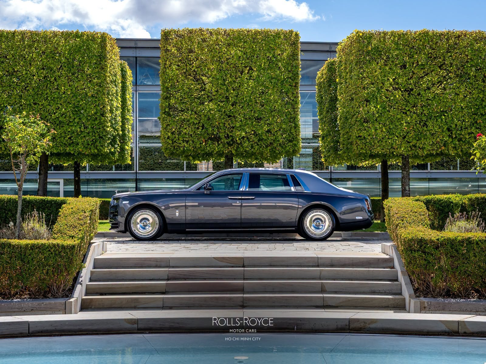 Rolls-Royce Phantom độc bản giá gần 90 tỷ có gì? Rolls-Royce Phantom độc bản bán chính hãng tại Việt Nam: Giá gần 90 tỷ, nội thất ốp gỗ sồi toàn bộ, chỉ có duy nhất 1 đại gia may mắn mua được - Ảnh 2.