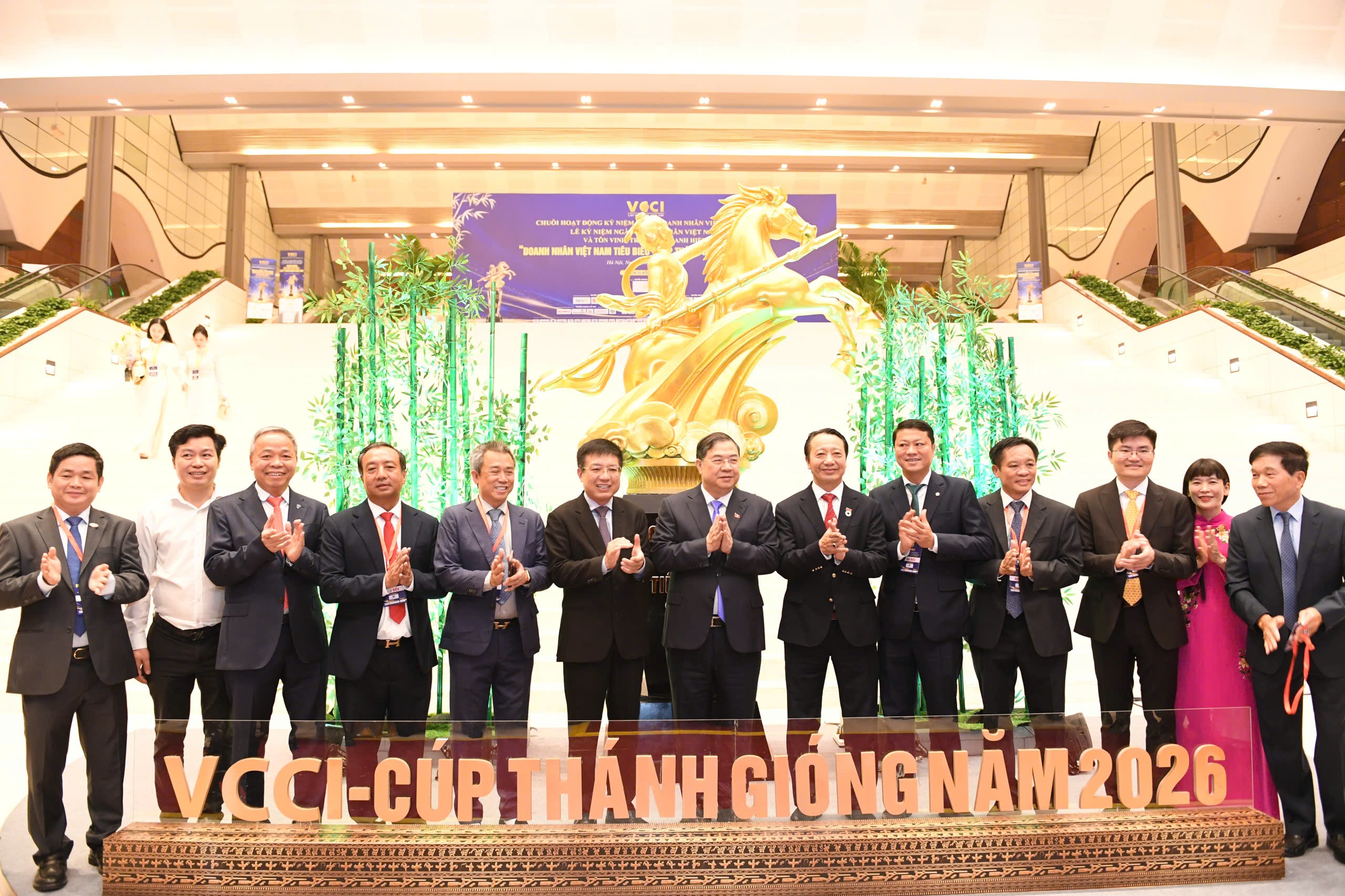 Ảnh 3: Ông Nguyễn Trung Chính chụp ảnh lưu niệm cùng các khách mời, đại biểu tham dự chương trình. Ảnh 3: Ông Nguyễn Trung Chính chụp ảnh lưu niệm cùng các khách mời, đại biểu tham dự chương trình.