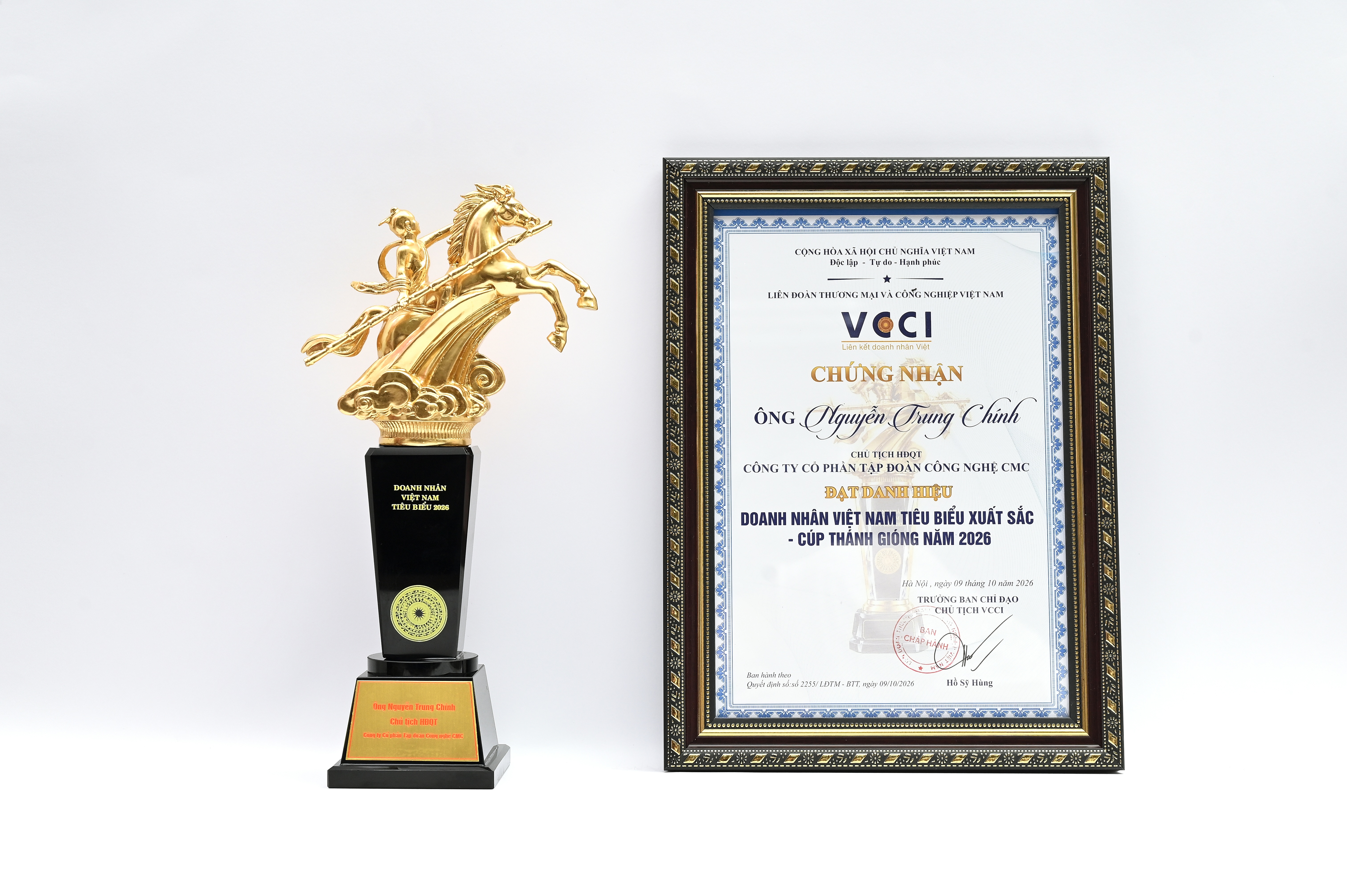 Ảnh 4: Cúp và bằng chứng nhận danh hiệu “Doanh nhân Việt Nam tiêu biểu - Cúp Thánh Gióng 2026” trao tặng ông Nguyễn Trung Chính - Chủ tịch HĐQT, Chủ tịch Điều hành Tập đoàn Công nghệ CMC. Ảnh 4: Cúp và bằng chứng nhận danh hiệu “Doanh nhân Việt Nam tiêu biểu - Cúp Thánh Gióng 2026” trao tặng ông Nguyễn Trung Chính - Chủ tịch HĐQT, Chủ tịch Điều hành Tập đoàn Công nghệ CMC.