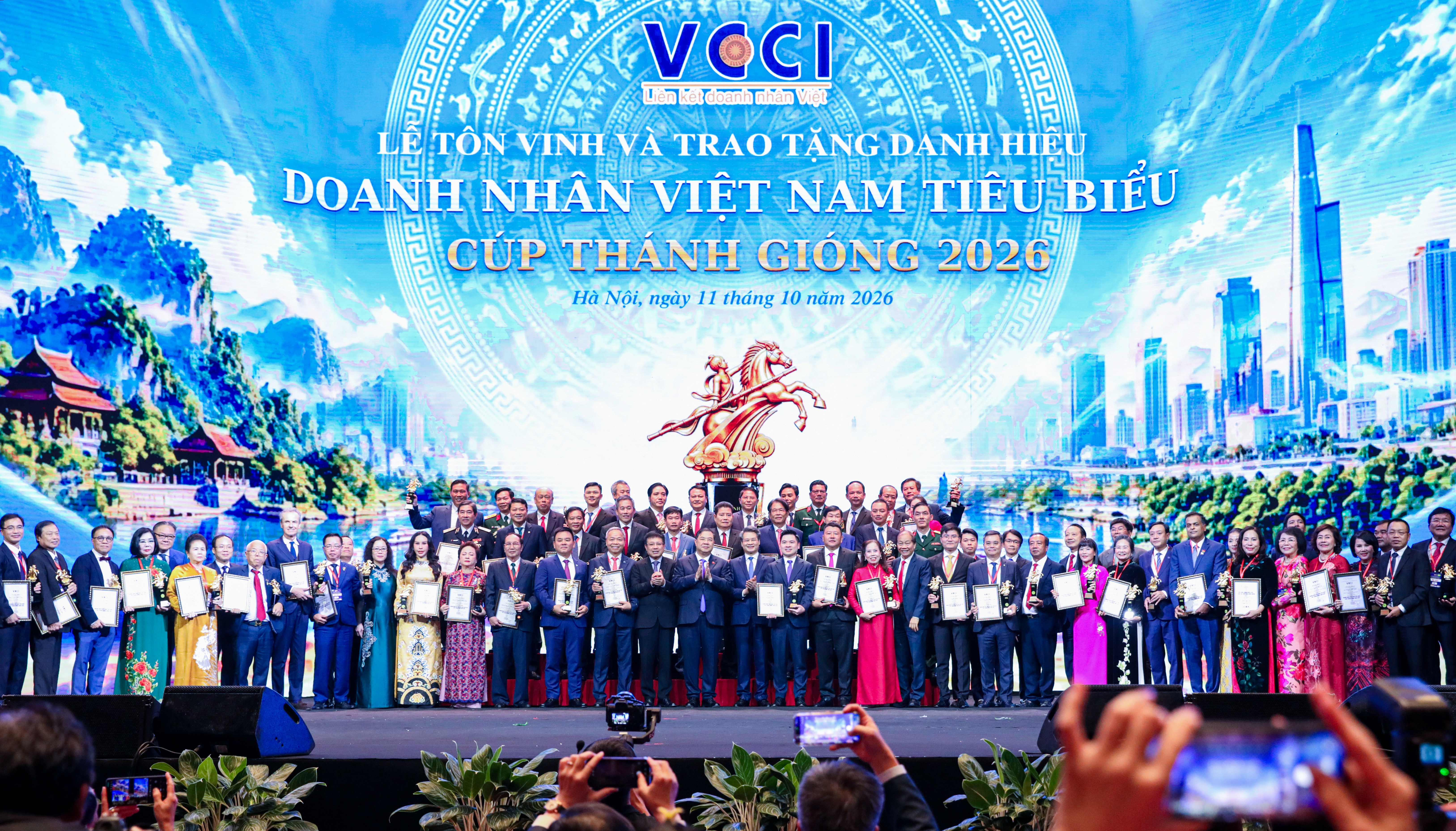 Ảnh 5: Chương trình Lễ tôn vinh và trao danh hiệu “Doanh nhân Việt Nam tiêu biểu - Cúp Thánh Gióng 2026”, do Liên đoàn Thương mại và Công nghiệp Việt Nam (VCCI) tổ chức tại Hà Nội ngày 11/10/2026. Ảnh 5: Chương trình Lễ tôn vinh và trao danh hiệu “Doanh nhân Việt Nam tiêu biểu - Cúp Thánh Gióng 2026”, do Liên đoàn Thương mại và Công nghiệp Việt Nam (VCCI) tổ chức tại Hà Nội ngày 11/10/2026.
