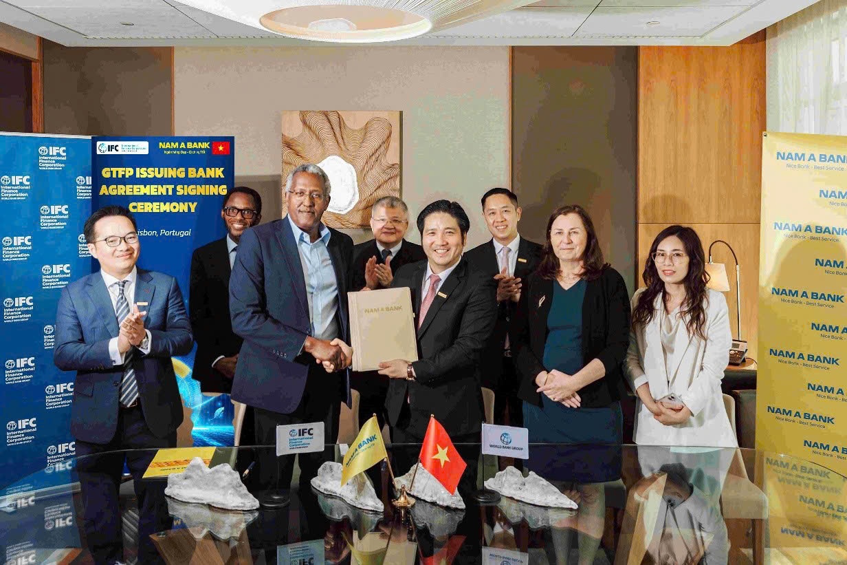 Nam A Bank ký kết hợp tác sâu rộng với Tổ chức tài chính quốc tế (IFC) tại thủ đô Lisbon (Bồ Đào Nha). Nam A Bank ký kết hợp tác sâu rộng với Tổ chức tài chính quốc tế (IFC) tại thủ đô Lisbon (Bồ Đào Nha).