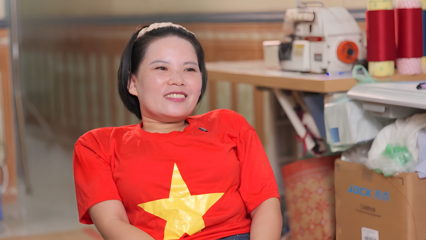 3/Từng trải qua mặc cảm vì khuyết tật, chị Đỗ Thị Huế dần tìm thấy sự tự tin và dành 15 năm đồng hành, tiếp thêm động lực cho những người cùng cảnh. Nguồn: THNĐ.