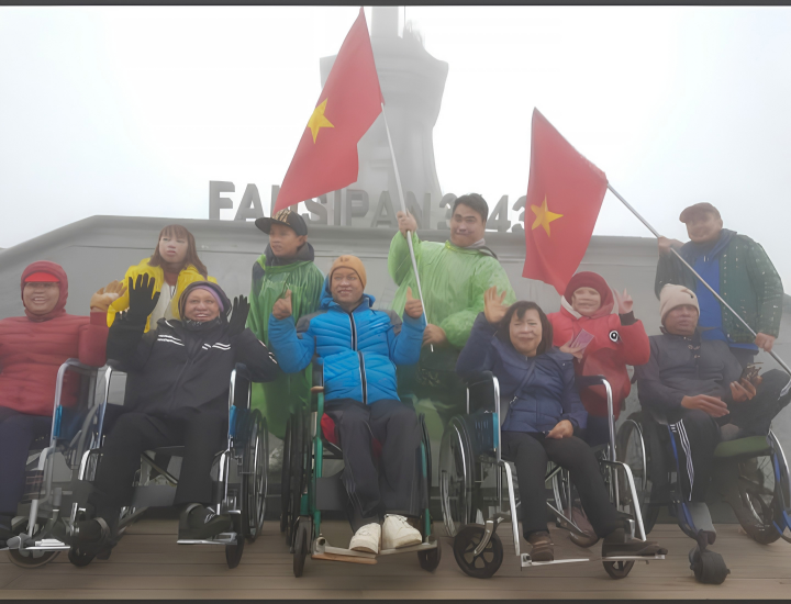 4//Chị Huế từng đồng hành cùng đoàn người khuyết tật chinh phục Fansipan, giúp các thành viên có thêm trải nghiệm và thử sức với những hành trình mới.