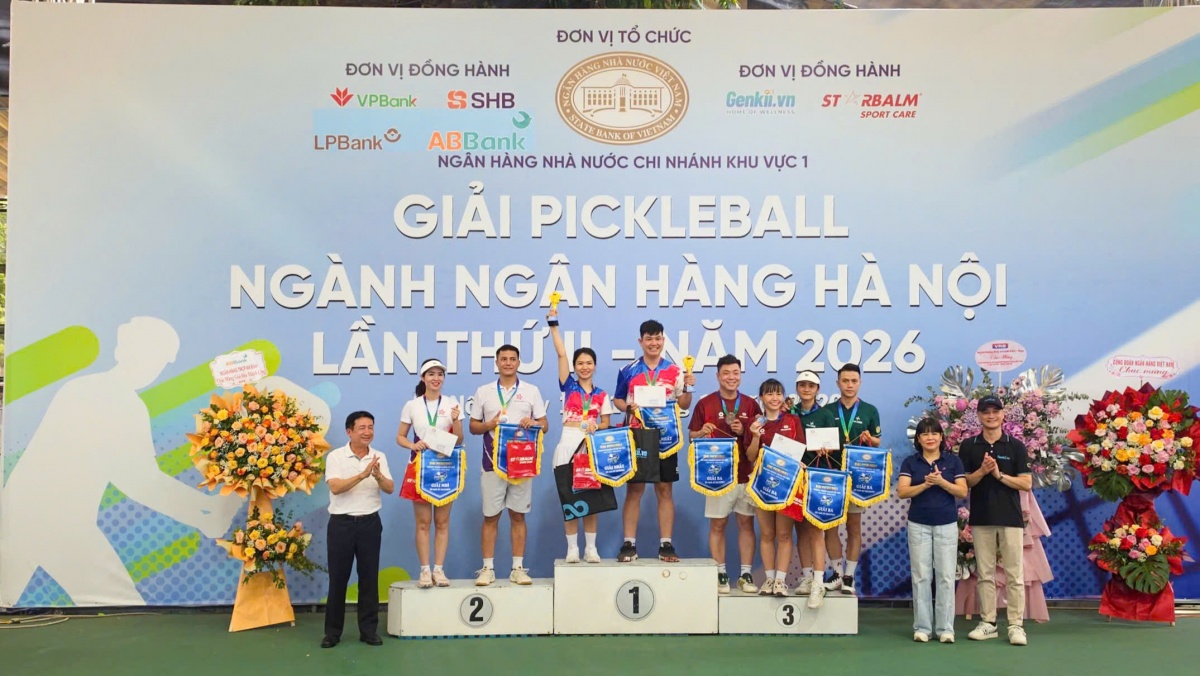 Ban Tổ chức vinh danh các cặp vận động viên đạt thành tích cao ở nội dung đôi nam nữ