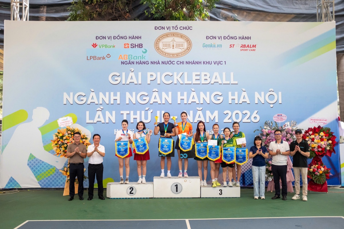 Các cặp vận động viên nhận giải thưởng ở nội dung đôi nữ tại Giải Pickleball ngành Ngân hàng Hà Nội lần thứ II