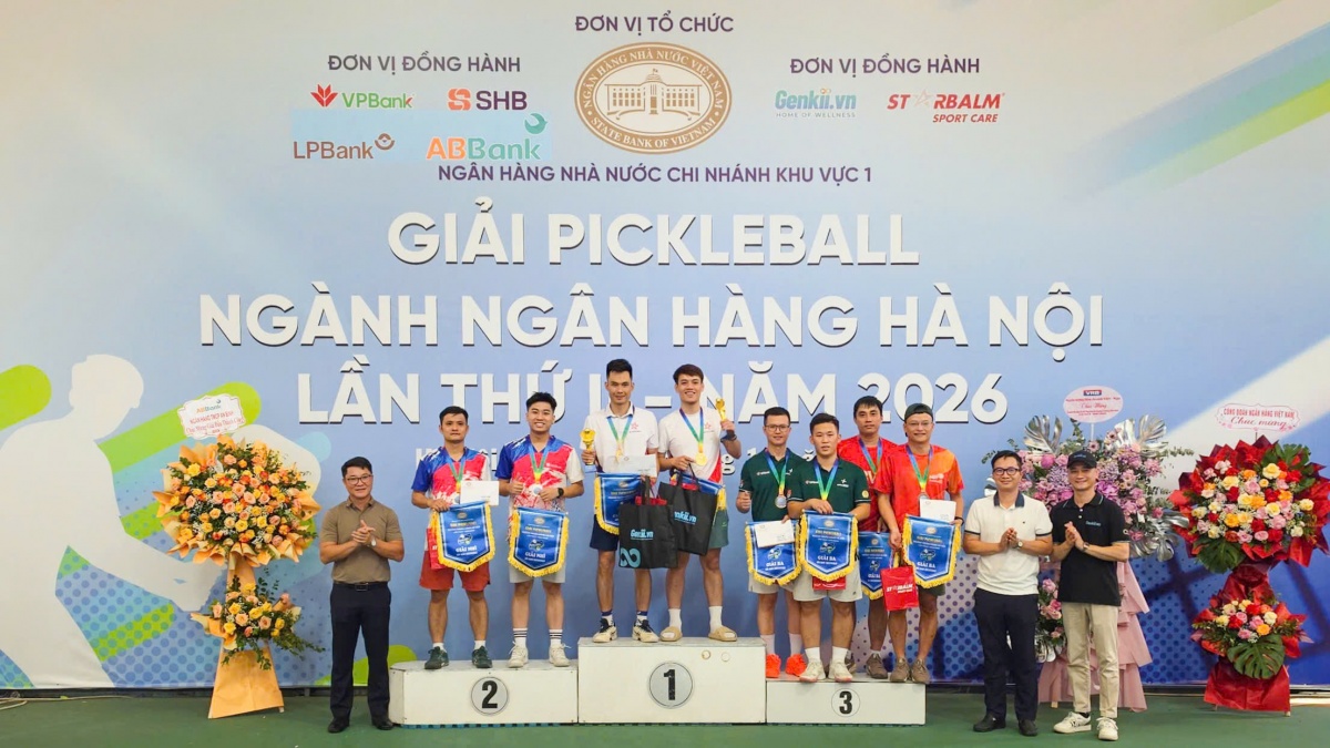 Ban Tổ chức trao giải cho các vận động viên đạt thành tích xuất sắc ở nội dung đôi nam