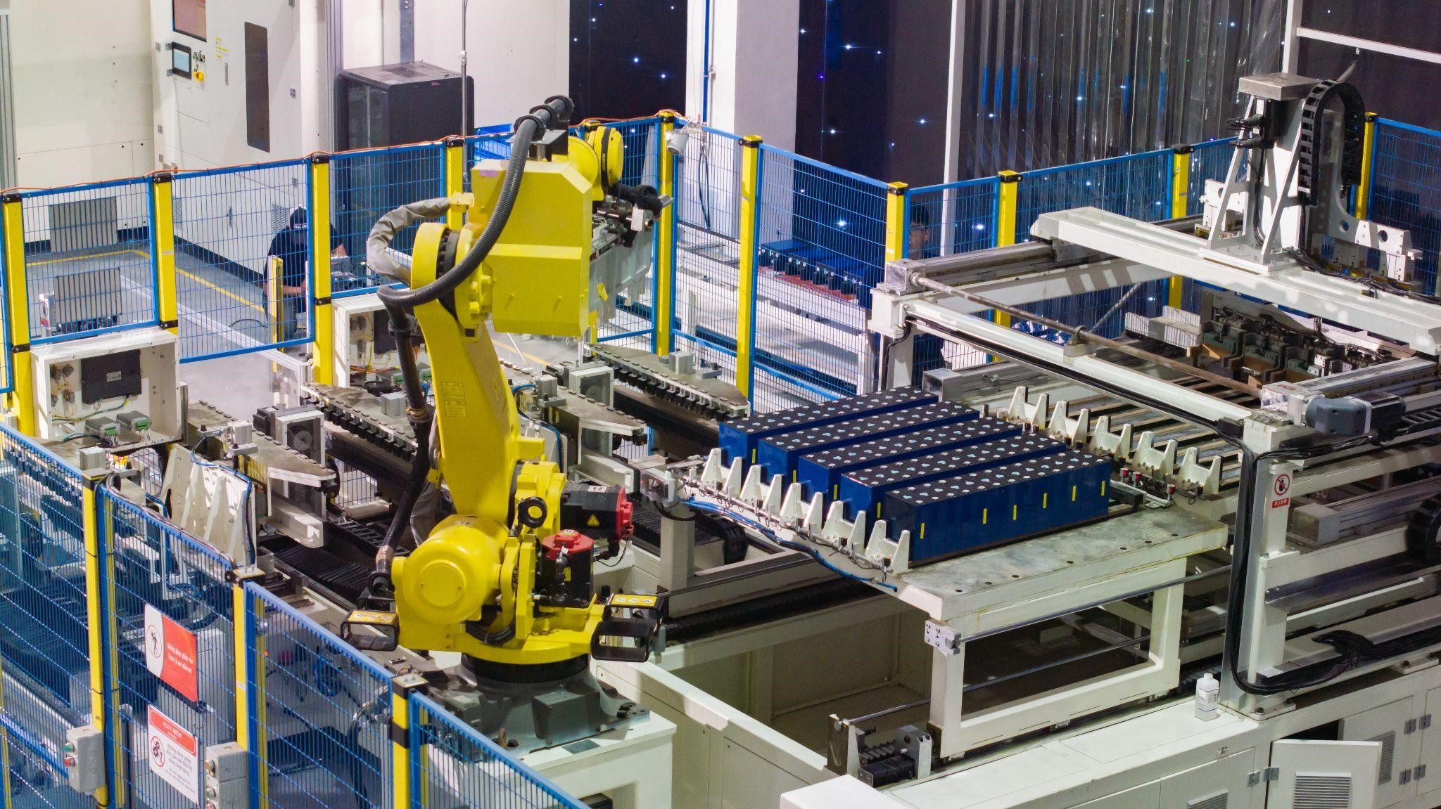 Robot tự động lắp ghép cell pin   ảnh: minh họa
