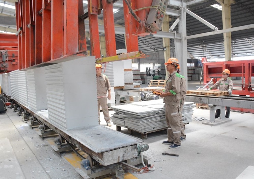 Sản xuất vật liệu xây dựng không nung tại nhà máy của Công ty Cổ phần Sông Đà Cao Cường. Sản xuất vật liệu xây dựng không nung tại nhà máy của Công ty Cổ phần Sông Đà Cao Cường.