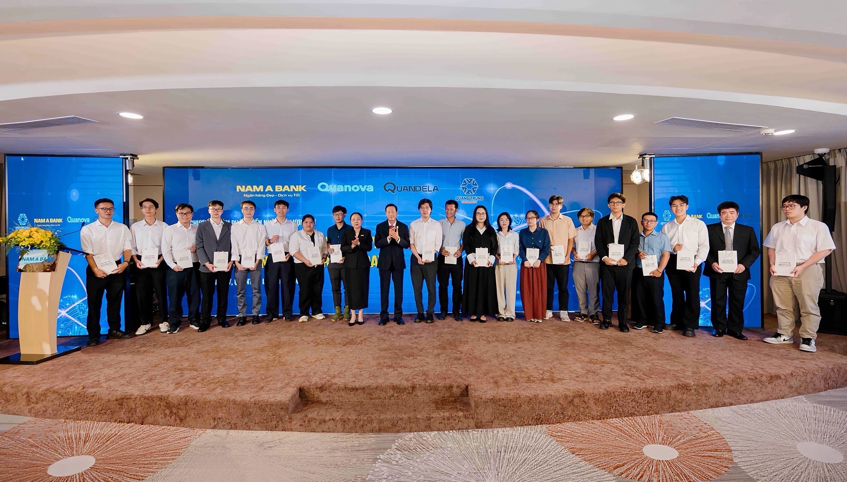 Lãnh đạo Nam A Bank chào mừng các ứng viên đến với chương trình.