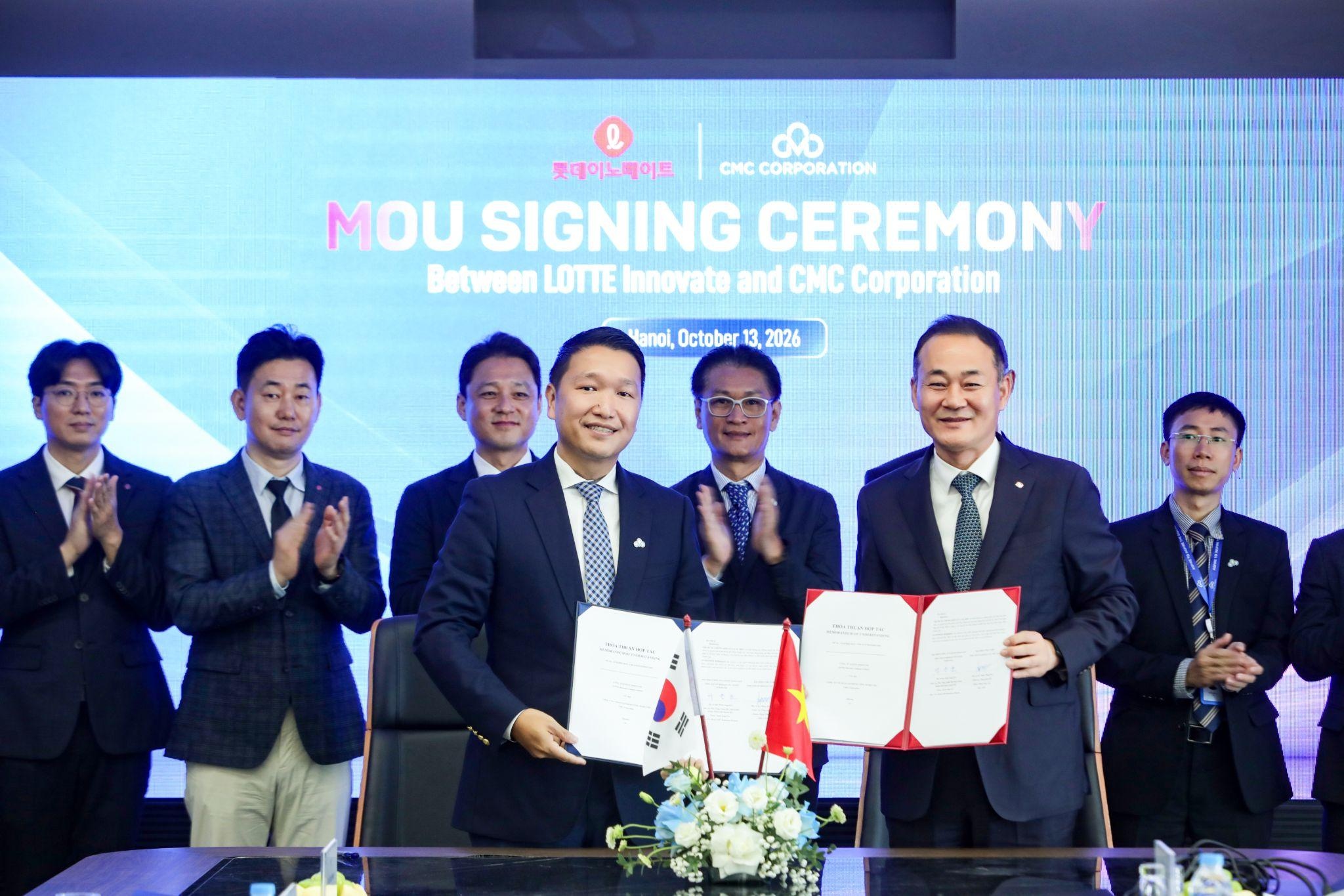 Ảnh 1: Đại diện lãnh đạo Tập đoàn Công nghệ CMC và LOTTE Innovate tại lễ ký kết thỏa thuận hợp tác chiến lược ngày 13/10 tại Hà Nội. Ảnh 1: Đại diện lãnh đạo Tập đoàn Công nghệ CMC và LOTTE Innovate tại lễ ký kết thỏa thuận hợp tác chiến lược ngày 13/10 tại Hà Nội.