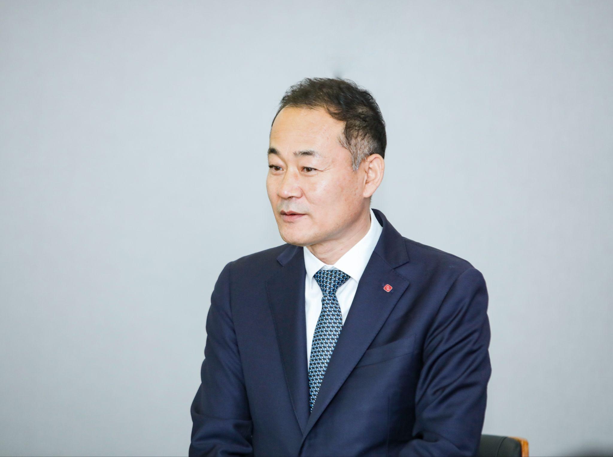 Ảnh 2: Ông Park Jong Pyo, Phó Tổng Giám đốc phụ trách khối kinh doanh BX của LOTTE Innovate, phát biểu tại lễ ký kết thỏa thuận hợp tác chiến lược giữa CMC và LOTTE Innovate. Ảnh 2: Ông Park Jong Pyo, Phó Tổng Giám đốc phụ trách khối kinh doanh BX của LOTTE Innovate, phát biểu tại lễ ký kết thỏa thuận hợp tác chiến lược giữa CMC và LOTTE Innovate.