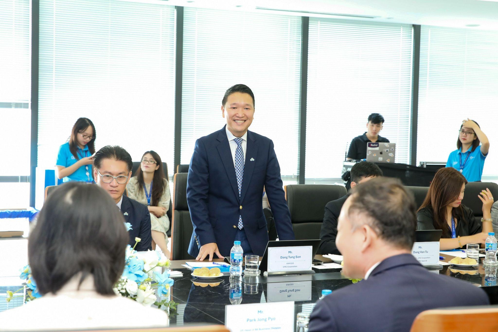 Ảnh 4: Ông Đặng Tùng Sơn - Phó Chủ tịch EVP, Tổng Giám đốc Tập đoàn Công nghệ CMC, chia sẻ về định hướng triển khai hợp tác giữa hai doanh nghiệp. Ảnh 4: Ông Đặng Tùng Sơn - Phó Chủ tịch EVP, Tổng Giám đốc Tập đoàn Công nghệ CMC, chia sẻ về định hướng triển khai hợp tác giữa hai doanh nghiệp.