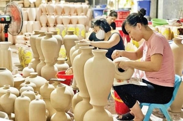 Hoạt động chế tác sản phẩm tại làng gốm Bát Tràng, một trong những làng nghề tiêu biểu của Hà Nội. Hoạt động chế tác sản phẩm tại làng gốm Bát Tràng, một trong những làng nghề tiêu biểu của Hà Nội.