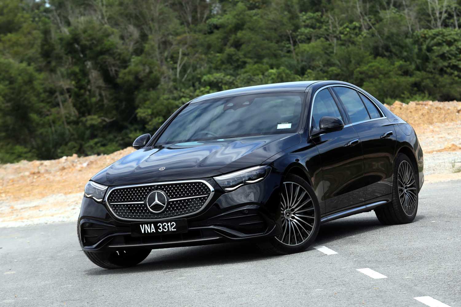 Mercedes-Benz E-Class PHEV giá gần 3,4 tỷ đồng, tiêu thụ xăng chỉ 2 lít/100km