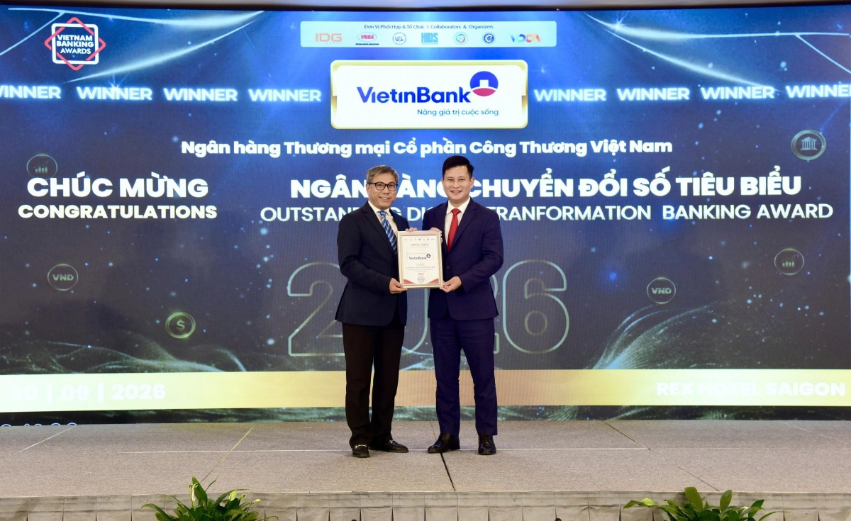 Ông Trần Công Quỳnh Lân – Phó Tổng Giám đốc VietinBank nhận giải thưởng Ngân hàng Chuyển đổi số tiêu biểu 2026 tại Vietnam Outstanding Banking Awards, ngày 30/9/2026. Ông Trần Công Quỳnh Lân – Phó Tổng Giám đốc VietinBank nhận giải thưởng Ngân hàng Chuyển đổi số tiêu biểu 2026 tại Vietnam Outstanding Banking Awards, ngày 30/9/2026.