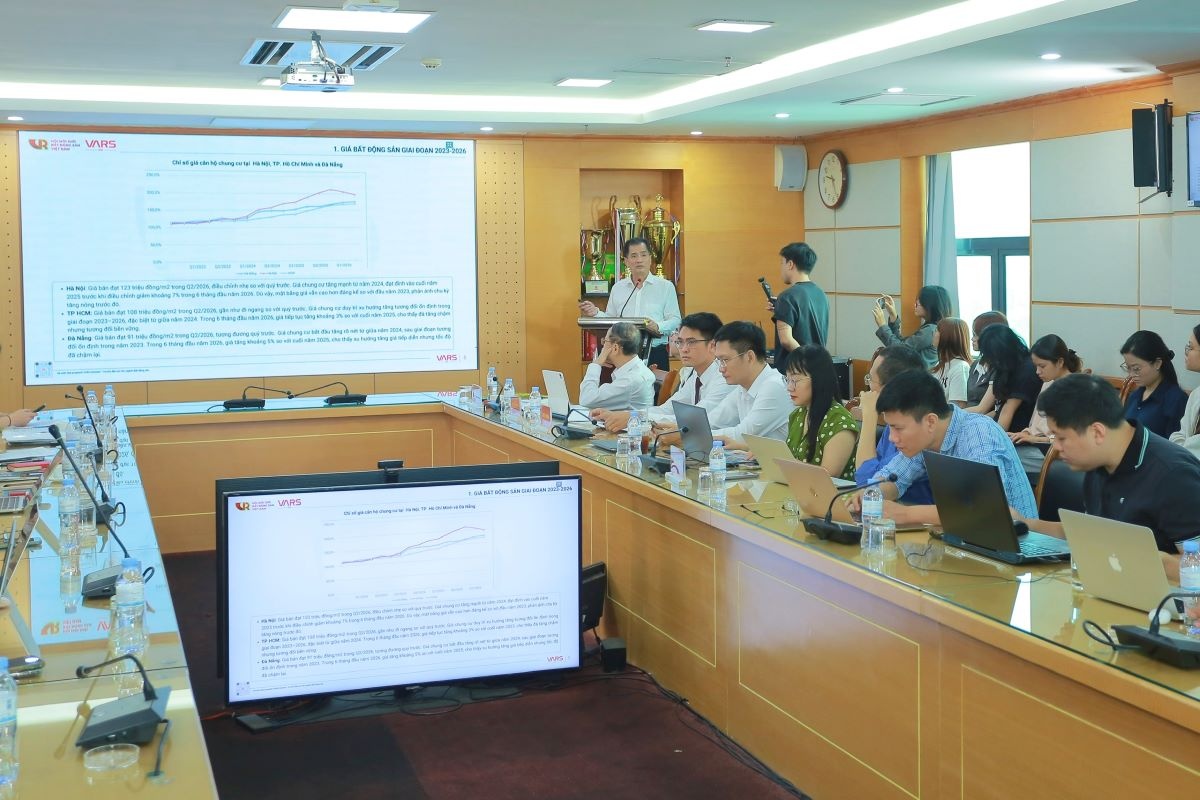 Quang cảnh Hội thảo “Bất động sản sau cơn sốt: Giá sẽ đi về đâu?” Quang cảnh Hội thảo “Bất động sản sau cơn sốt: Giá sẽ đi về đâu?”