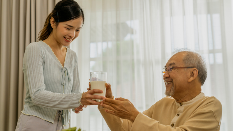 Cách uống sữa hỗ trợ người già bổ sung canxi và ngủ ngon giấc Cách uống sữa hỗ trợ người già bổ sung canxi và ngủ ngon giấc