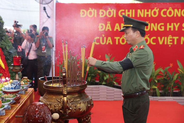 Trang nghiêm lễ viếng, truy điệu và an táng 731 hài cốt liệt sĩ tại TPHCM