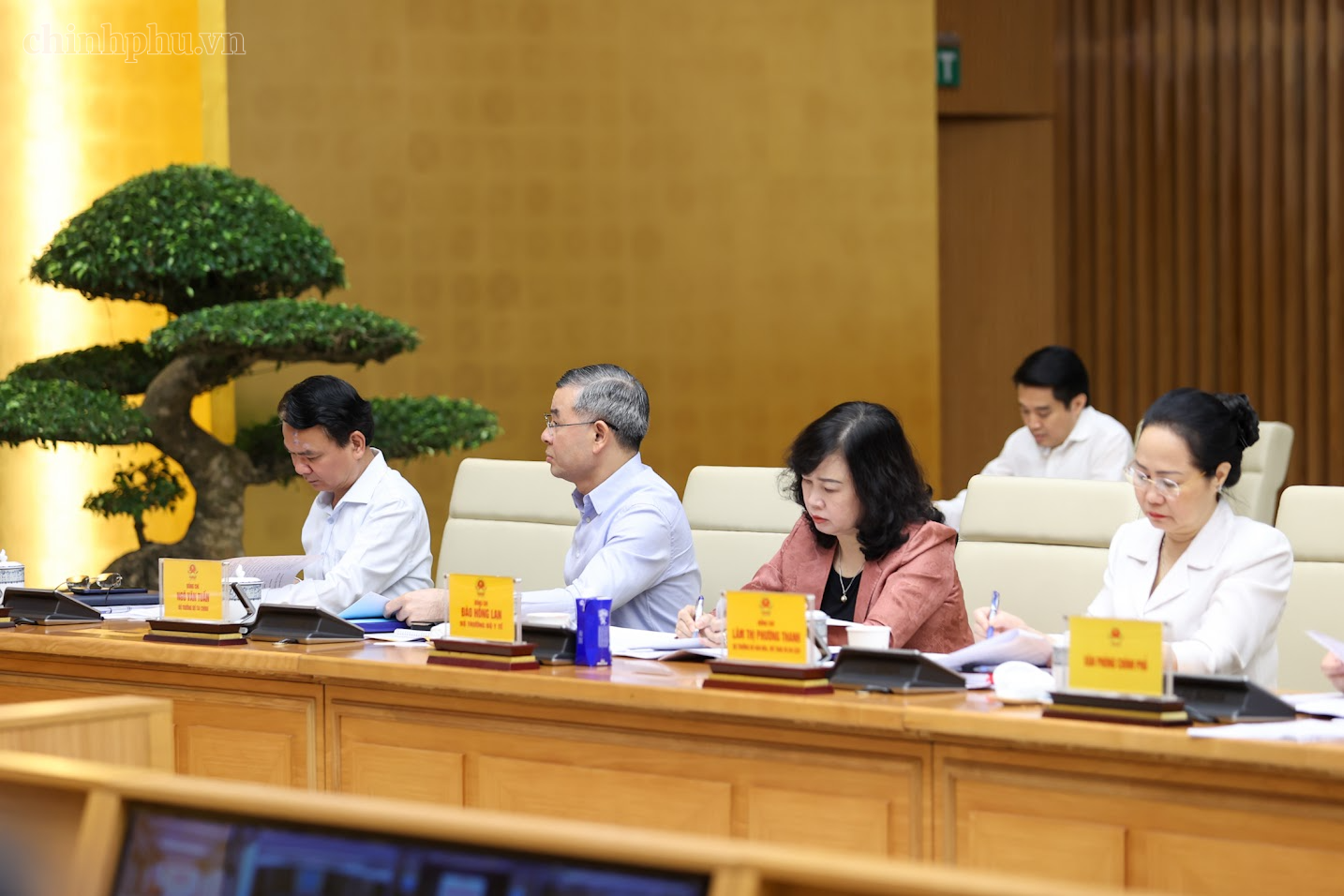 Thủ tướng: Ưu tiên nguồn lực cho những nhiệm vụ thiết yếu tác động trực tiếp đến đời sống người dân Thủ tướng: Ưu tiên nguồn lực cho những nhiệm vụ thiết yếu tác động trực tiếp đến đời sống người dân- Ảnh 10.
