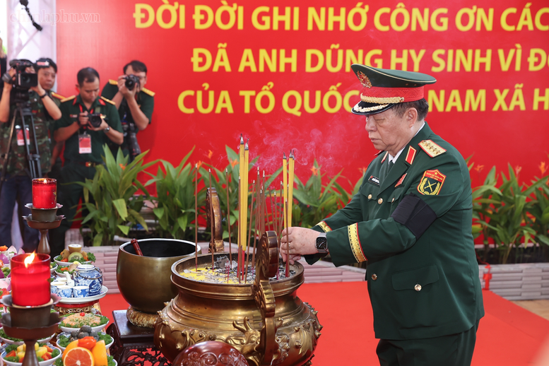 Trang nghiêm lễ viếng, truy điệu và an táng 731 hài cốt liệt sĩ tại TPHCM