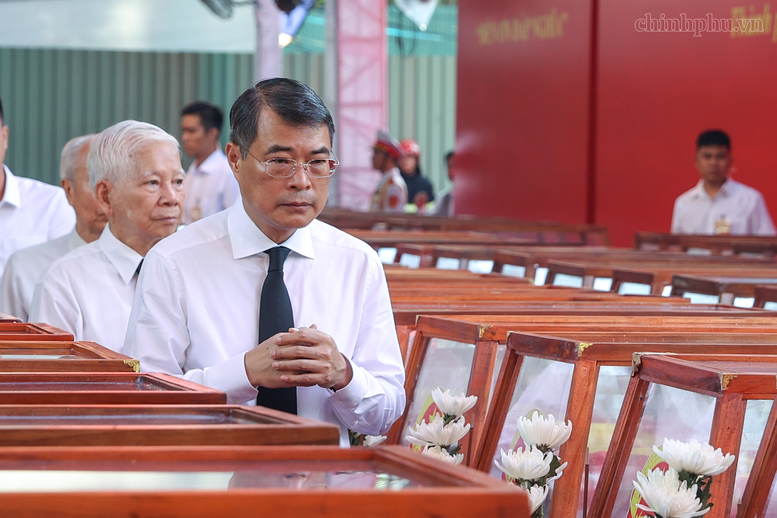 Trang nghiêm lễ viếng, truy điệu và an táng 731 hài cốt liệt sĩ tại TPHCM