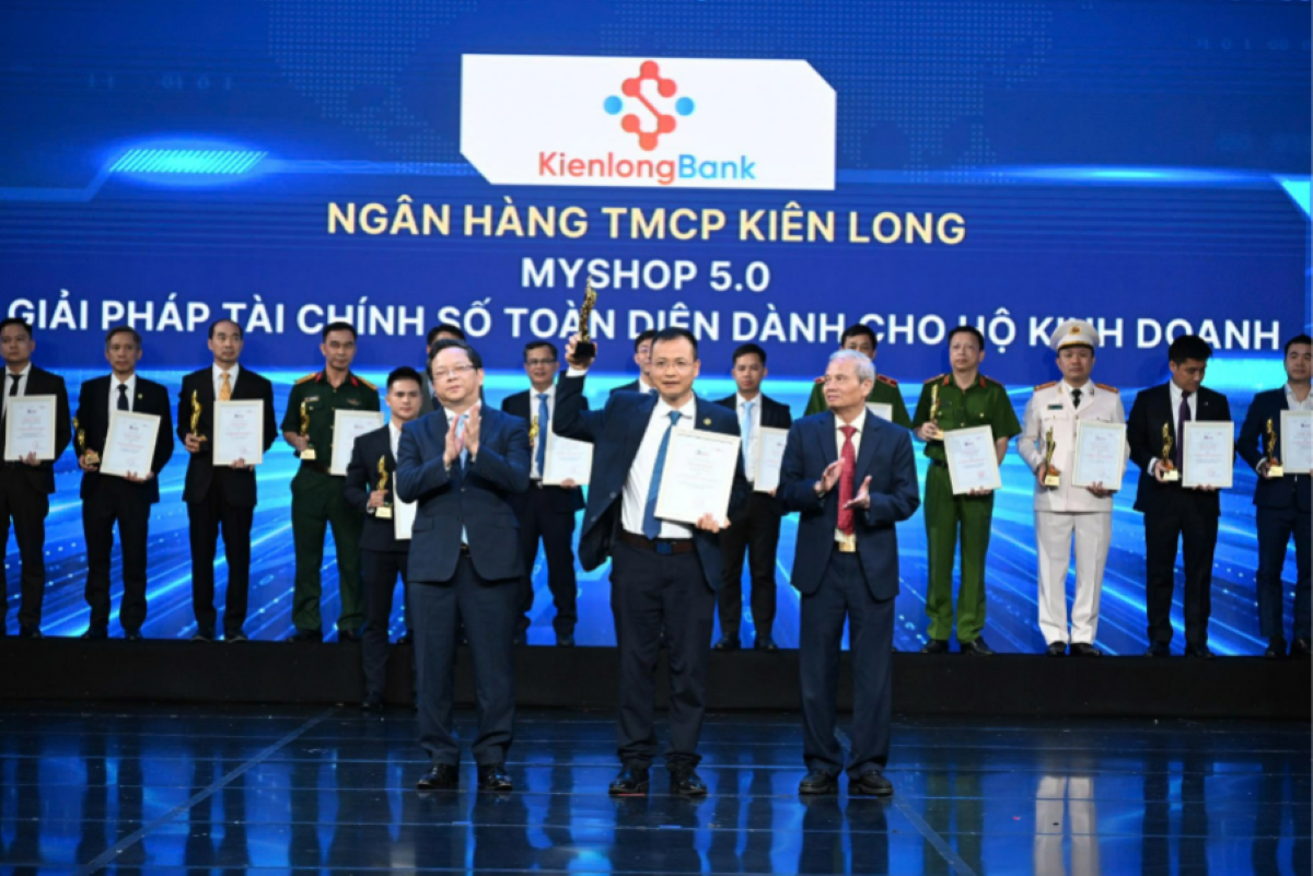 Đại diện KienlongBank nhận Giải thưởng tại hạng mục Doanh nghiệp, đơn vị sự nghiệp chuyển đổi số xuất sắc