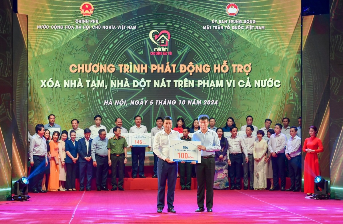 Đại diện BIDV trao tặng 100 tỷ đồng tại Chương trình phát động hỗ trợ xóa nhà tạm, nhà dột nát Đại diện BIDV trao tặng 100 tỷ đồng tại Chương trình phát động hỗ trợ xóa nhà tạm, nhà dột nát