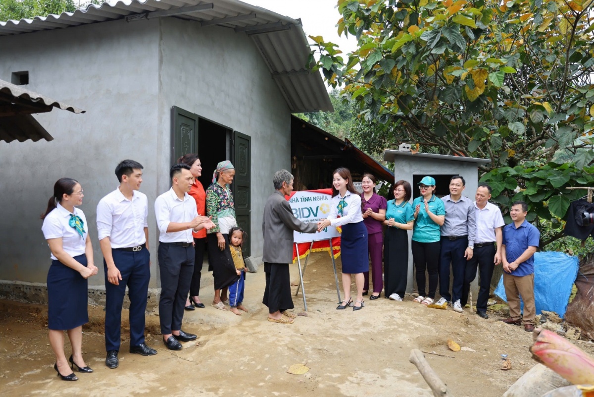 Đại diện BIDV trao tặng nhà mới cho gia đình ông Giàng Vảng Dinh xã Cát Thịnh tỉnh Yên Bái Đại diện BIDV trao tặng nhà mới cho gia đình ông Giàng Vảng Dinh xã Cát Thịnh tỉnh Yên Bái