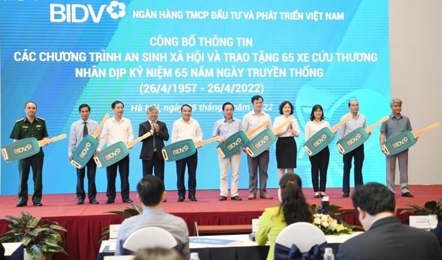 BIDV trao tặng 65 xe cứu thương cho các cơ sở y tế nhân dịp kỷ niệm 65 năm ngày truyền thống BIDV trao tặng 65 xe cứu thương cho các cơ sở y tế nhân dịp kỷ niệm 65 năm ngày truyền thống