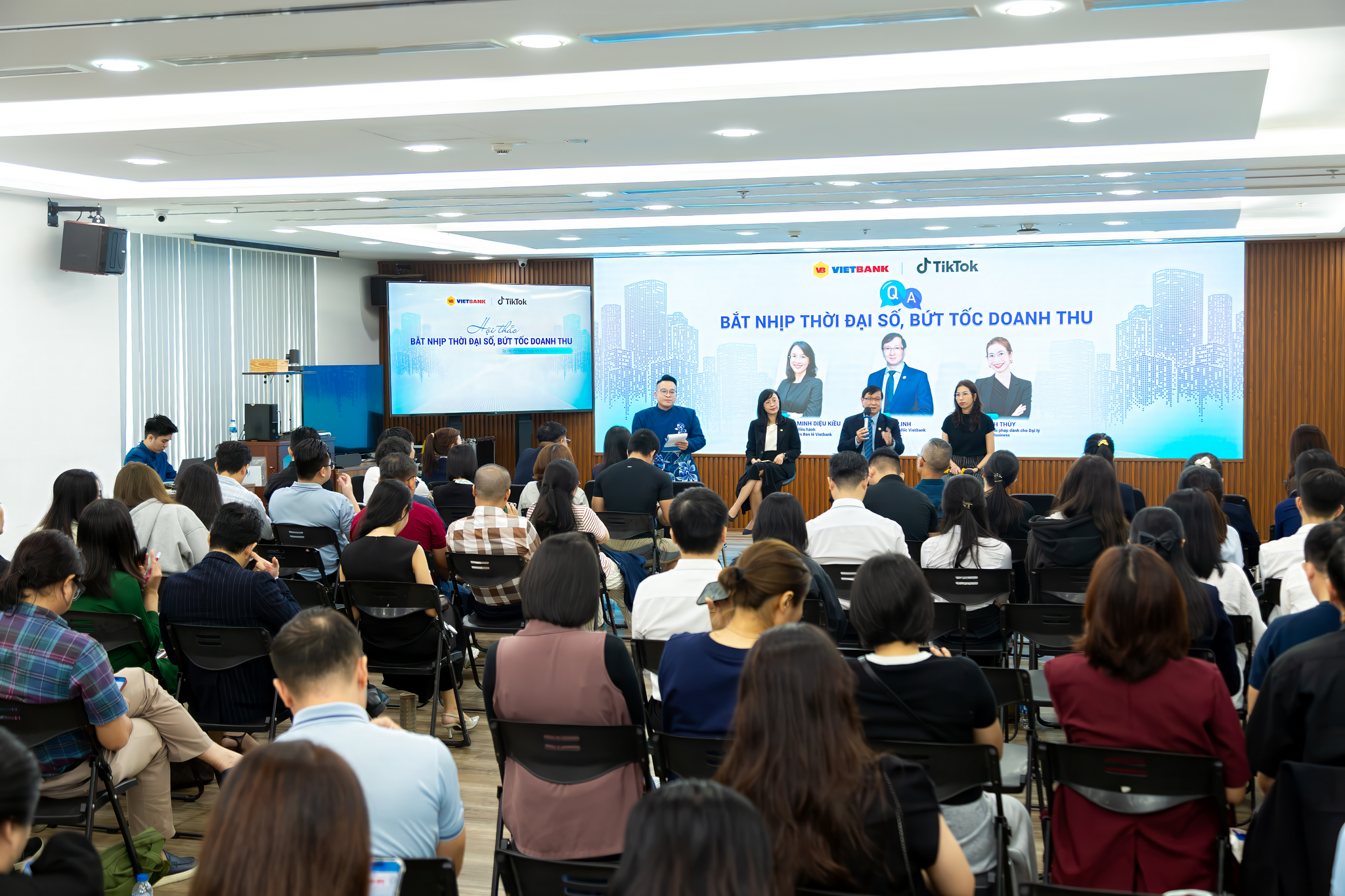 Đại diện Vietbank và TikTok trao đổi Đại diện Vietbank và TikTok trao đổi