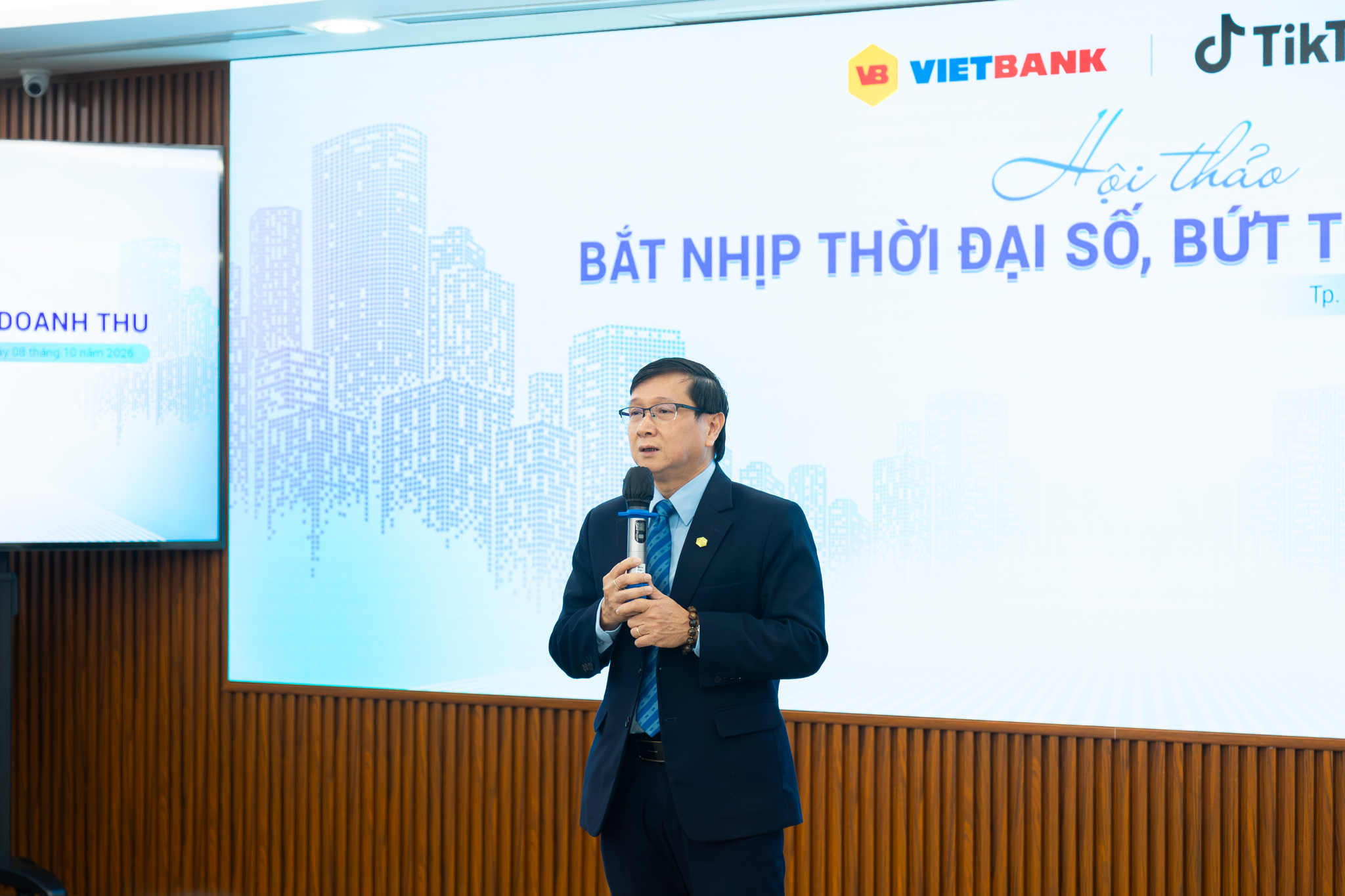 Ông Phạm Linh - Phó Tổng Giám đốc Ngân hàng TMCP Việt Nam Thương Tín (Vietbank) giới thiệu hệ sinh thái tài chính số chuyên biệt với hai nền tảng trọng tâm Ông Phạm Linh - Phó Tổng Giám đốc Ngân hàng TMCP Việt Nam Thương Tín (Vietbank) giới thiệu hệ sinh thái tài chính số chuyên biệt với hai nền tảng trọng tâm