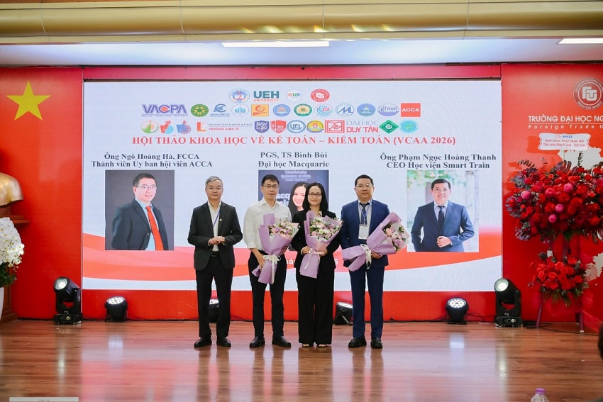PGS. TS. Đào Ngọc Tiến, Phó Hiệu trưởng Trường Đại học Ngoại thương tặng hoa cho các diễn giả PGS. TS. Đào Ngọc Tiến, Phó Hiệu trưởng Trường Đại học Ngoại thương tặng hoa cho các diễn giả