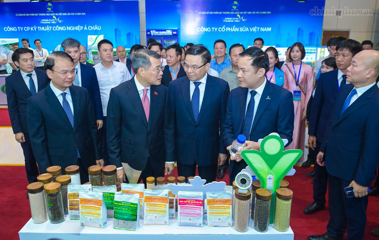 Thủ tướng Lê Minh Hưng tham quan gian trưng bày của Tổng Công ty Phân bón và Hóa chất Dầu khí, PVFCCo - Phú Mỹ, đơn vị thành viên của Petrovietnam (Trong ảnh: Chủ tịch HĐTV Petrovietnam Lê Ngọc Sơn giới thiệu bộ sản phẩm Phú Mỹ
