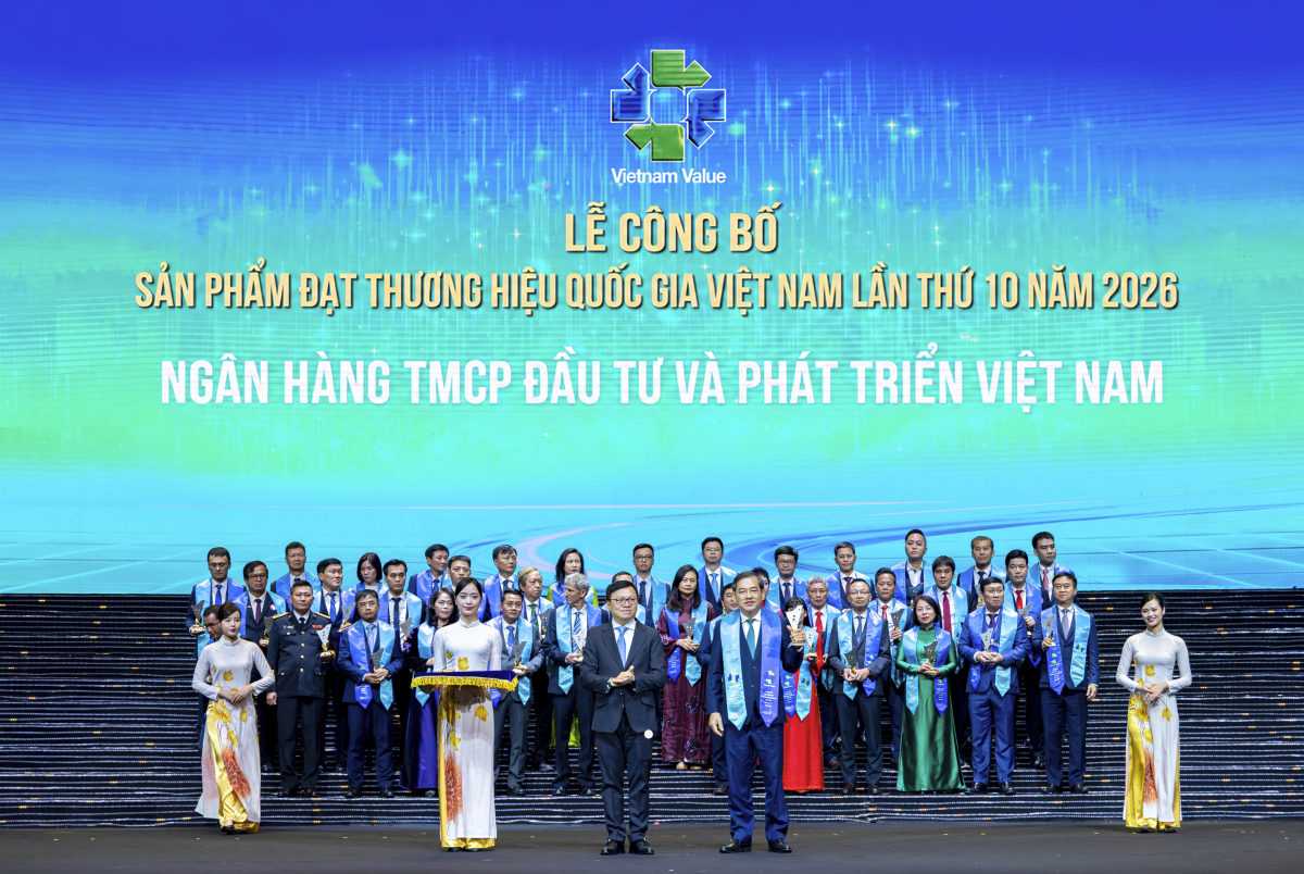 Ủy viên HĐQT BIDV Đặng Văn Tuyên đại diện ngân hàng nhận Danh hiệu