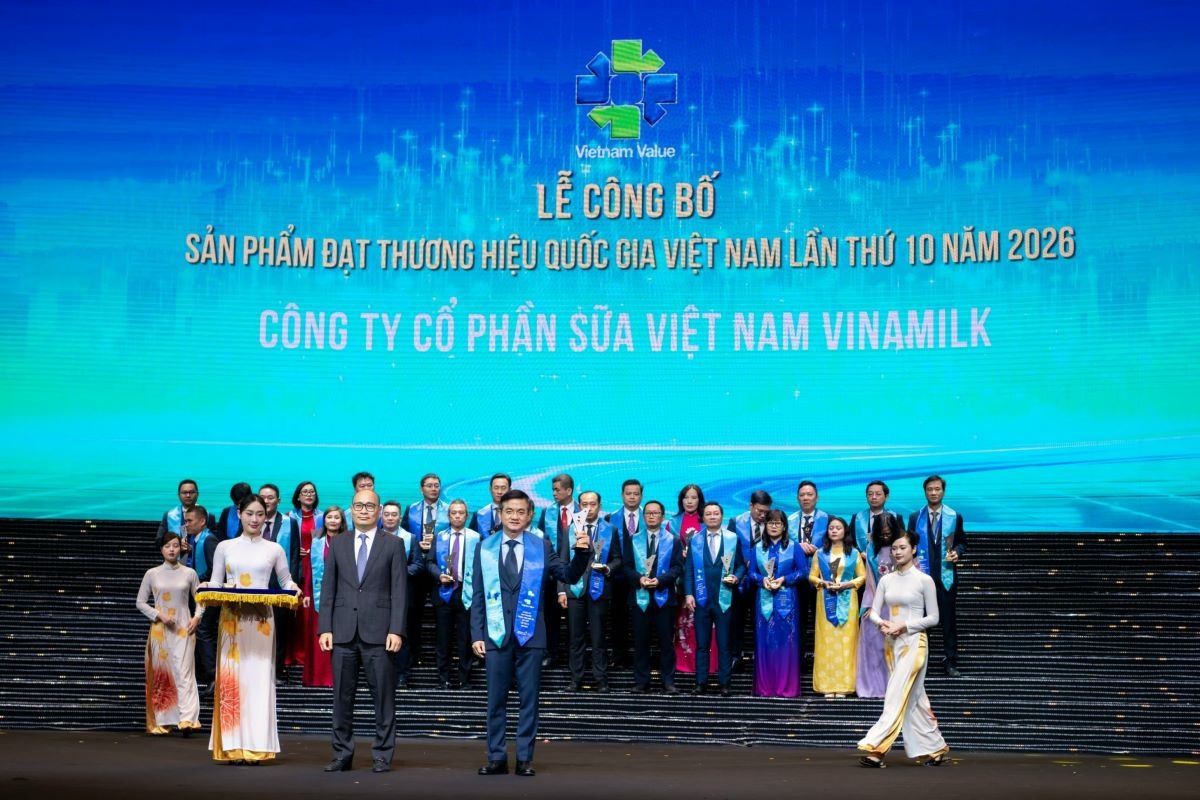 Ông Nguyễn Quang Trí, Giám đốc điều hành Marketing Vinamilk, đón nhận danh hiệu Thương hiệu quốc gia Việt Nam lần thứ 10 năm 2026 (Ảnh: Minh Anh) Ông Nguyễn Quang Trí, Giám đốc điều hành Marketing Vinamilk, đón nhận danh hiệu Thương hiệu quốc gia Việt Nam lần thứ 10 năm 2026 (Ảnh: Minh Anh)