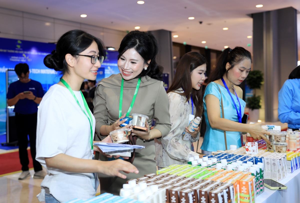 Gian hàng Vinamilk tại sự kiện thu hút các đại biểu đến tham quan, tìm hiểu về những sản phẩm đạt Thương hiệu quốc gia năm 2026 (Ảnh: Minh Anh) Gian hàng Vinamilk tại sự kiện thu hút các đại biểu đến tham quan, tìm hiểu về những sản phẩm đạt Thương hiệu quốc gia năm 2026 (Ảnh: Minh Anh)