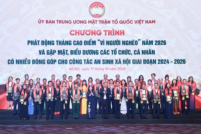 Đồng chí Bùi Thị Minh Hoài - Ủy viên Bộ Chính trị, Bí thư Trung ương Đảng, Chủ tịch Ủy ban Trung ương MTTQ Việt Nam và đồng chí Phạm Gia Túc - Ủy viên Bộ Chính trị, Phó Thủ tướng Thường trực Chính phủ vinh danh 23 tập thể tổ chức tín dụng thuộc ngành Ngân hàng và các đại biểu tại Chương trình Đồng chí Bùi Thị Minh Hoài - Ủy viên Bộ Chính trị, Bí thư Trung ương Đảng, Chủ tịch Ủy ban Trung ương MTTQ Việt Nam và đồng chí Phạm Gia Túc - Ủy viên Bộ Chính trị, Phó Thủ tướng Thường trực Chính phủ vinh danh 23 tập thể tổ chức tín dụng thuộc ngành Ngân hàng và các đại biểu tại Chương trình